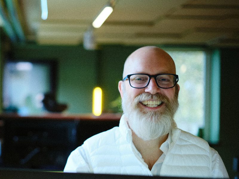 Manne som jobbar med telekom på Buddy i Göteborg